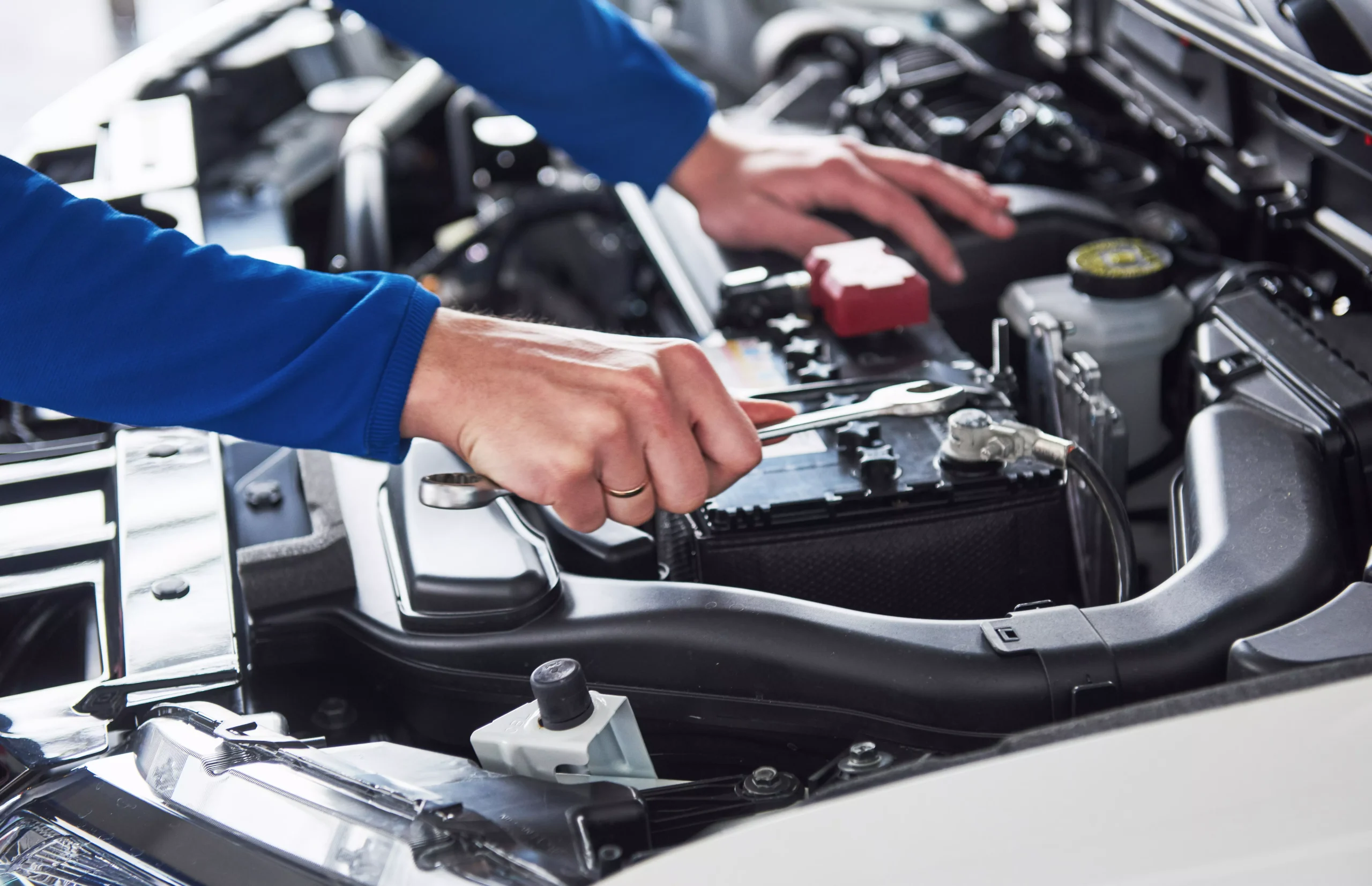 what is the difference between struts and shocks on a car?